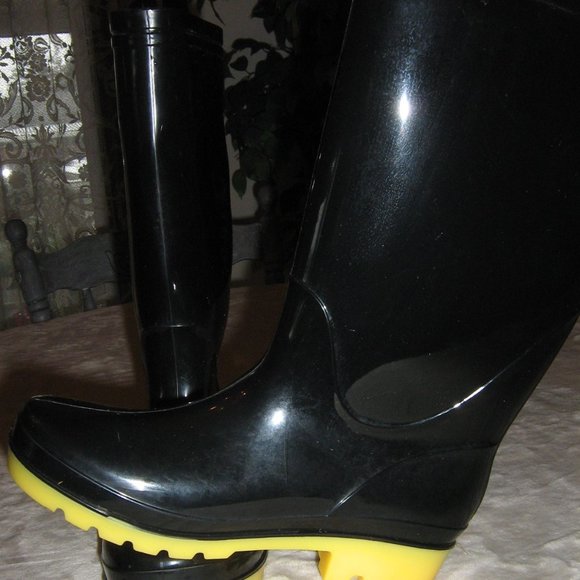 A Co Ladies Black And Yellow Rain Boots Size 7 $5.00 AS AN ADD ON - Picture 3 of 4
